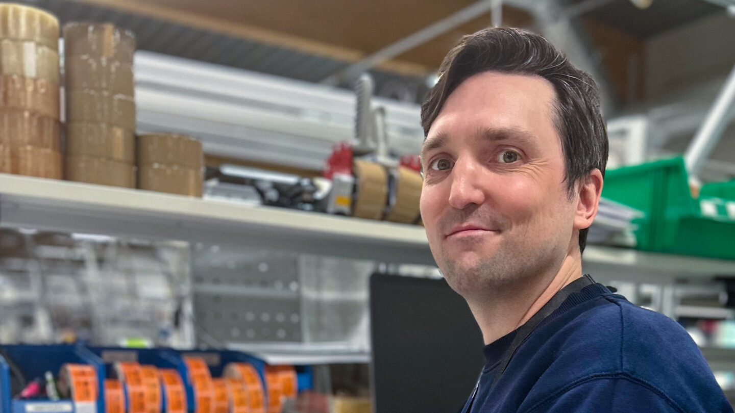 Olli Koskimies seisoo katsoen kameraan