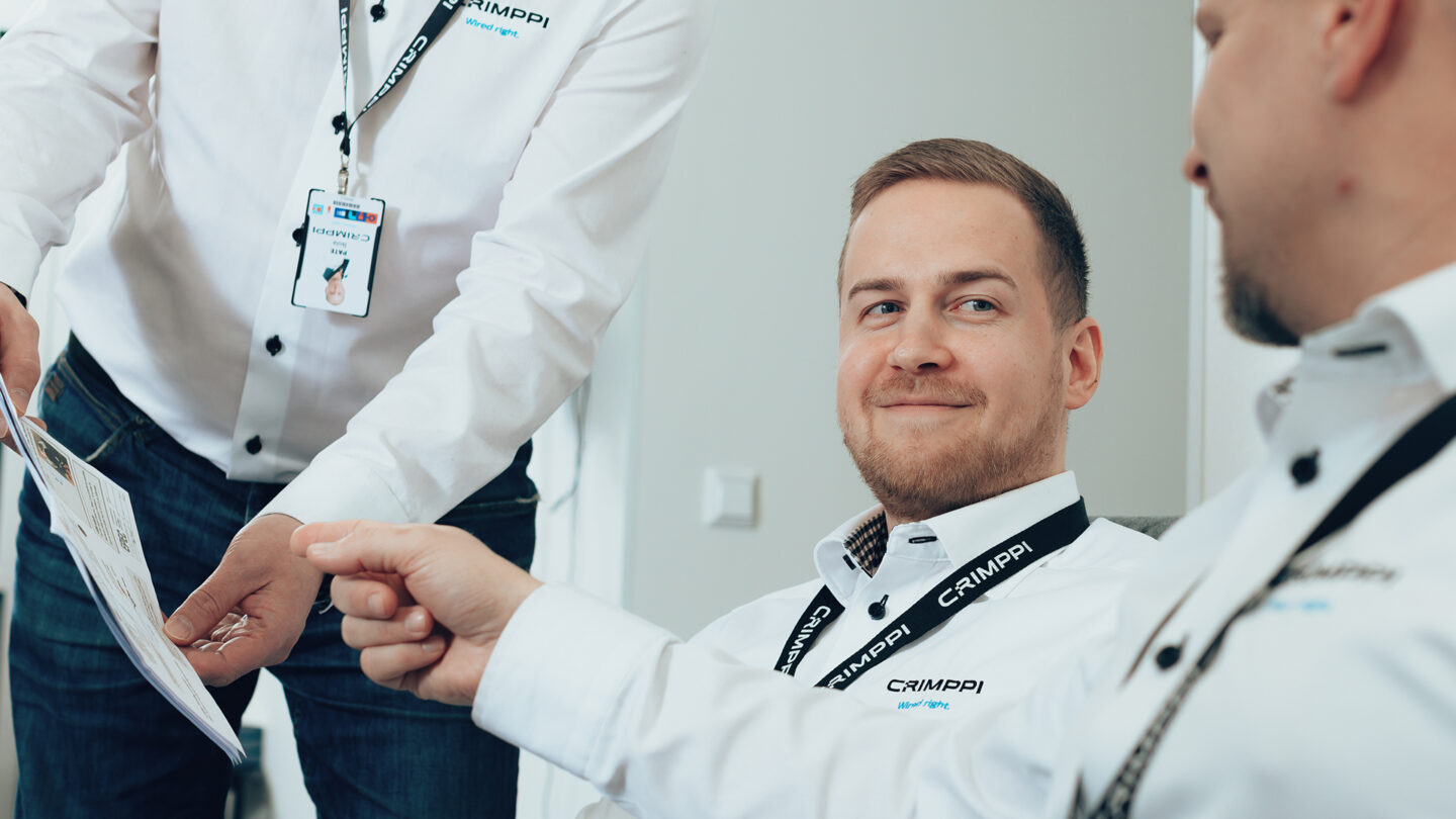 Jesse Mäntylä istuu ja katsoo kameraan