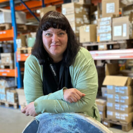 Anne Mäki katsoo kameraan Crimpin tehtaalla