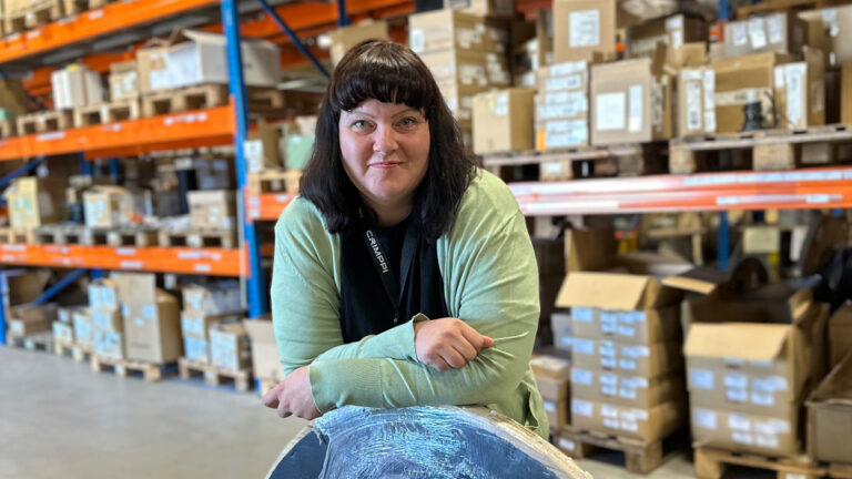 Anne Mäki katsoo kameraan Crimpin tehtaalla